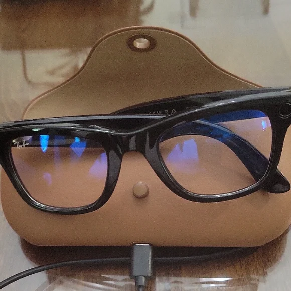 Ray-Ban Meta Glasses With Beige Case And Charger - Picture 11 of 14